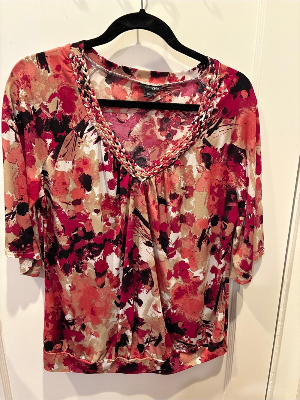 Woman Within Braided V-Neck Floral Short Sleeve Top in Red, Tan and Black. BN534
